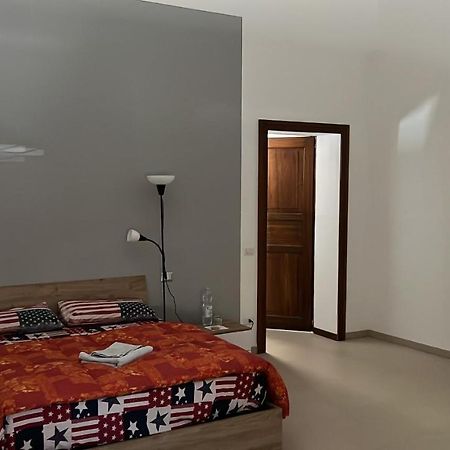 Grande Stanza Matrimoniale In Palazzo Signorile Apartamento Mirandola Exterior foto